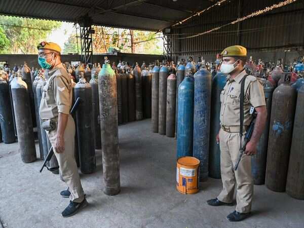 ट्रेन से कटिहार लाए गए 226 ऑक्सीजन सिलेंडर, हुए जब्त