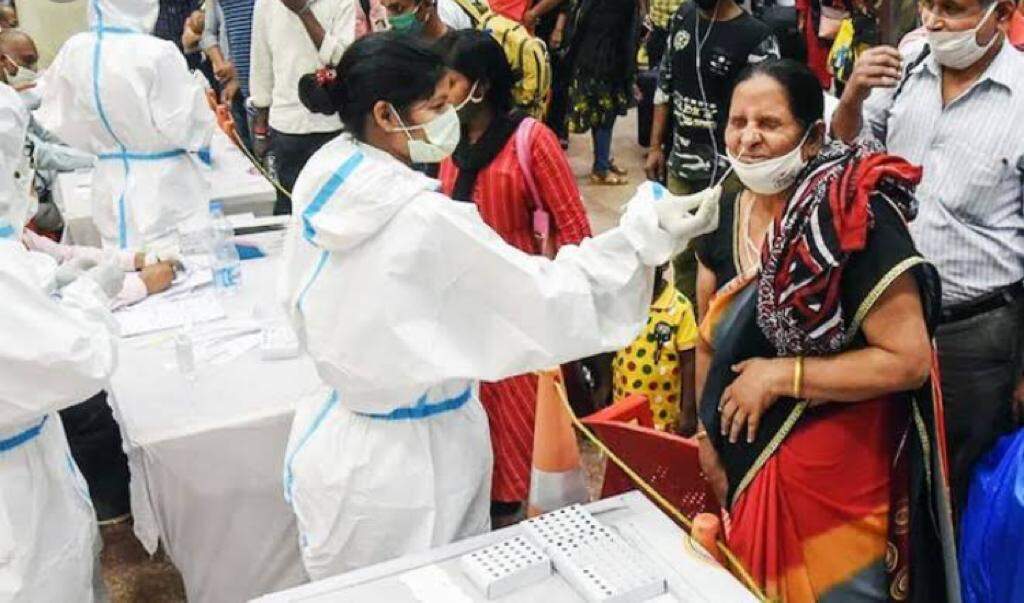 कोरोना के नए केसों में आई गिरावट लेकिन मौत का आंकड़ा बढ़ा