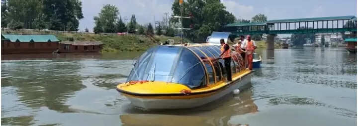 झेलम में लग्जरी बोट बस