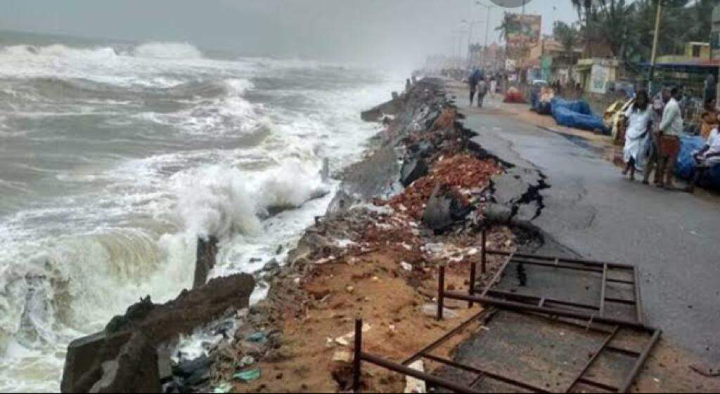 तटीय इलाकों में भयंकर तबाही मचाने के बाद गुजरात की ओर बढ़ चला है साइक्लोन तौकते