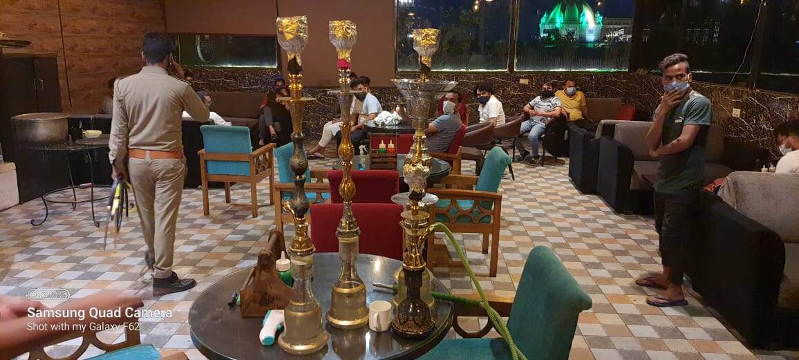 लखनऊ के कैफे पर पुलिस का छापा, लॉकडाउन में चल रहा था हुक्का बार