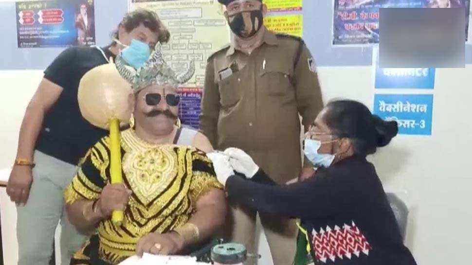 इंदौर में जारी वैक्सीन लगाने के लिए यमराज बने काँस्टेबल की उपस्थिति